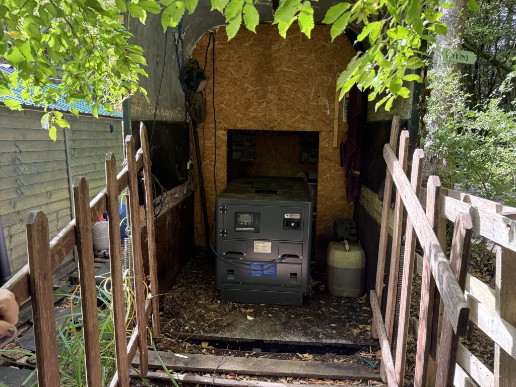 Lot: 188 - APPROX. ONE ACRE OF LAND IN SEMI-RURAL LOCATION WITH UNIQUE HOLIDAY RENTAL - Generator by utility cabin